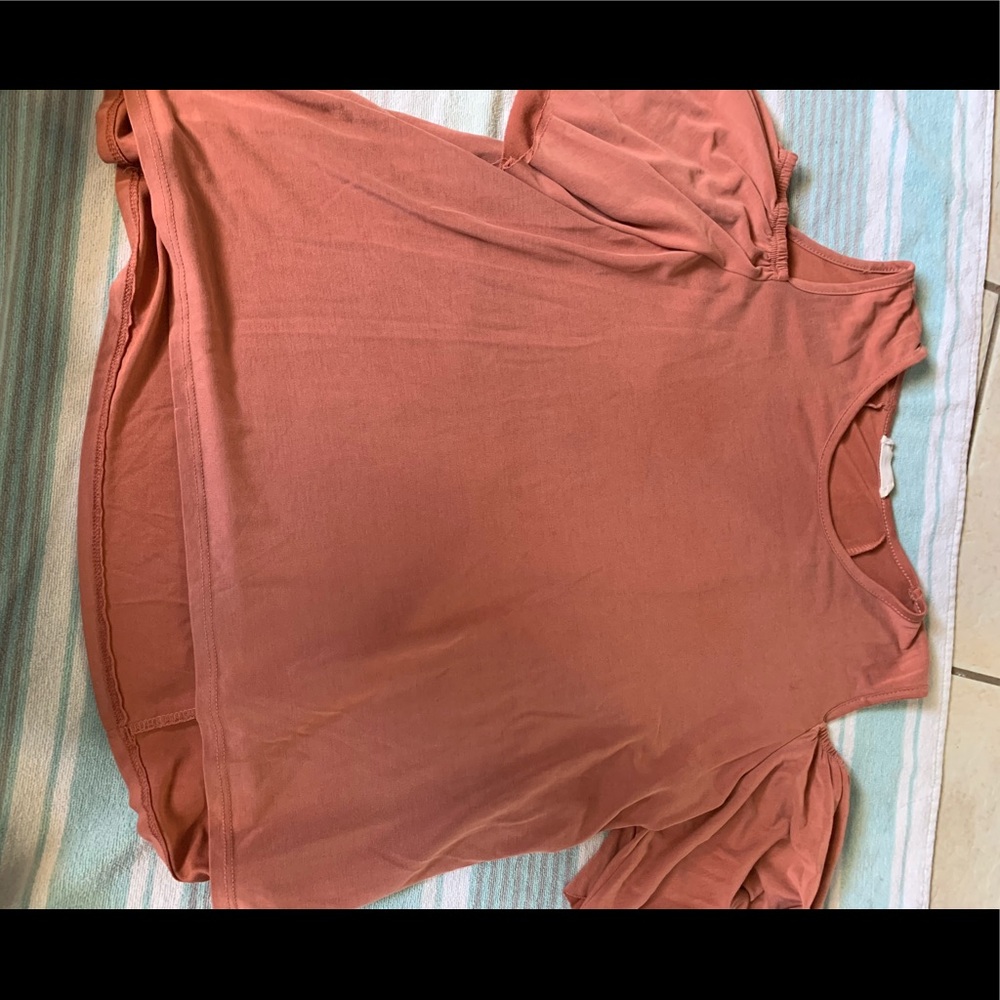 Shoulder expose T-shirt